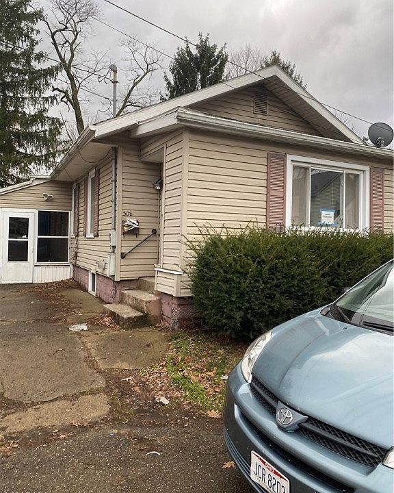 1st image of 308 Bank Ln SE