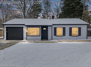 3909 Queensbury Rd, Orion, MI 48359