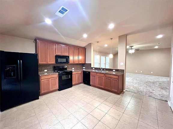 4th image of 421 Goldstone Ln