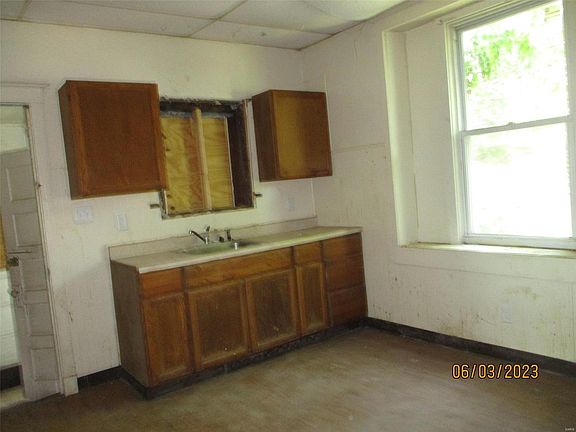 5th image of 8111 Ellerton Ave