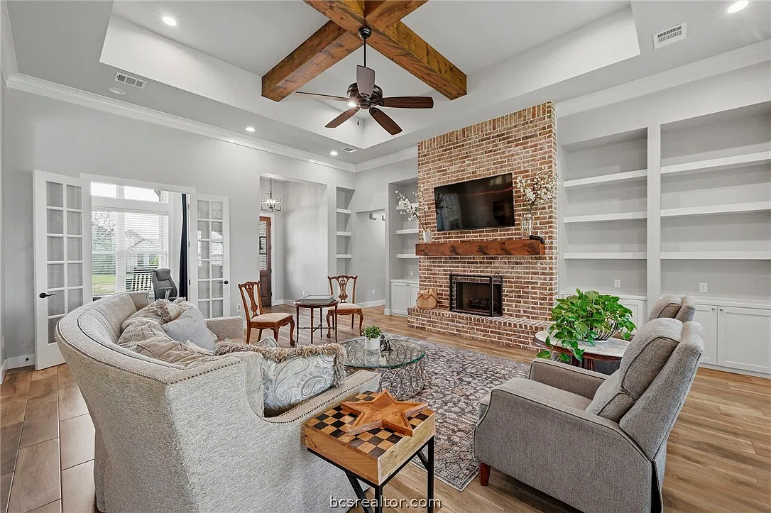 4 bed, 2941 sqft, $4,500 — Photo 2