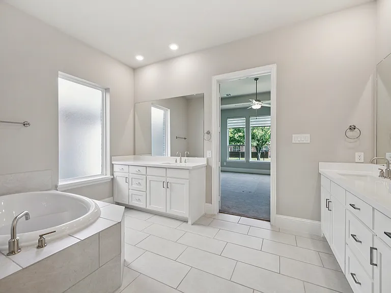 2521 Hampstead Ln — Photo 11