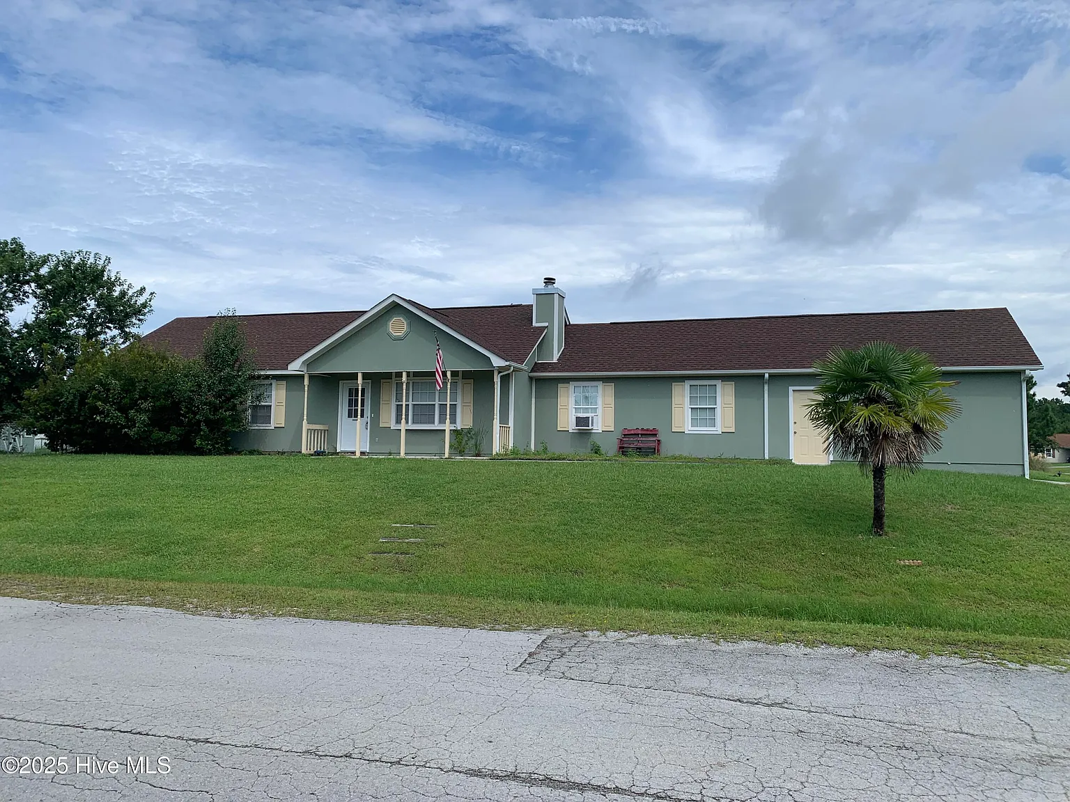 4 bed, 2.0 bath, 1290 sqft, $1,700 — Photo 1