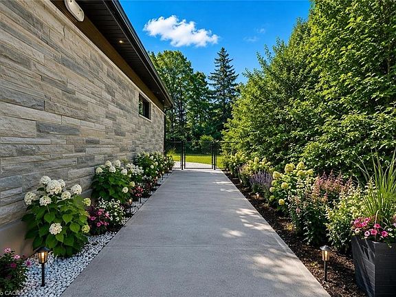 3rd image of 6 Campbell Farm Rd