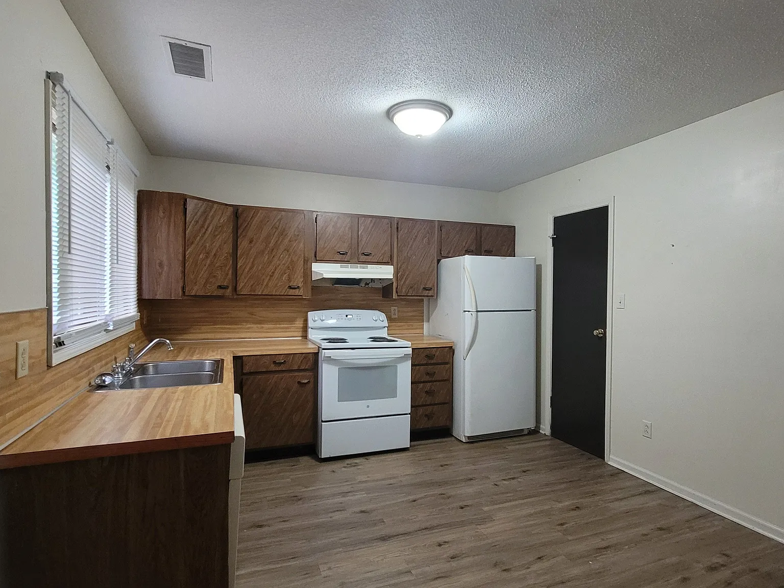 2 bed, 1.5 bath, 1008 sqft, $1,100 — Photo 2