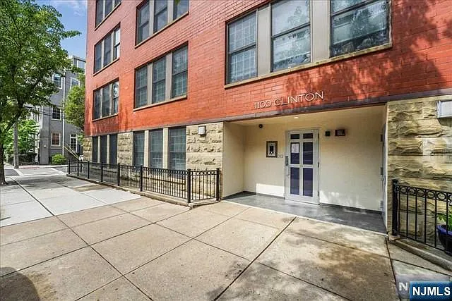 1100 Clinton St — Photo 33