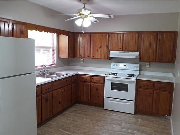 5th image of 405 NE 8th St