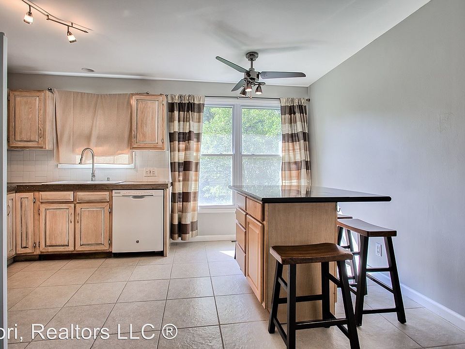 1st image of 8 Dogwood Ln