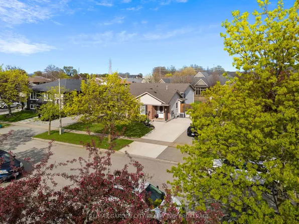 28 Fox Trail Dr, Saint Catharines, ON L2S 3T7