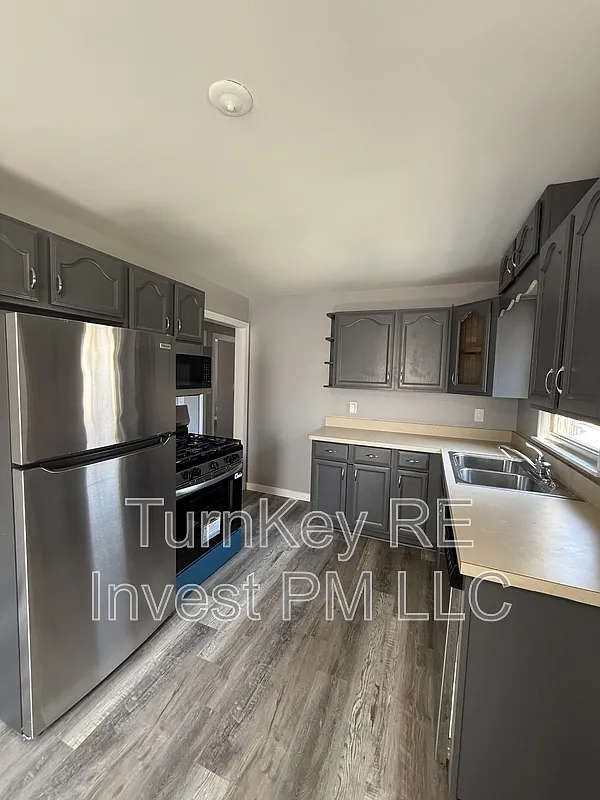 4 bed, 2.0 bath, 1700 sqft, $2,495 — Photo 3