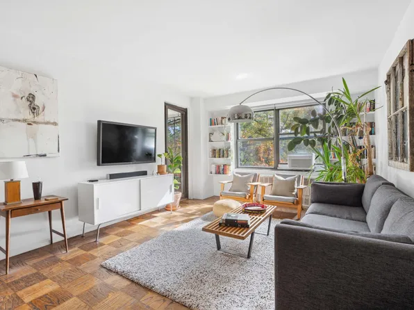 266 East Broadway image 2 of 10