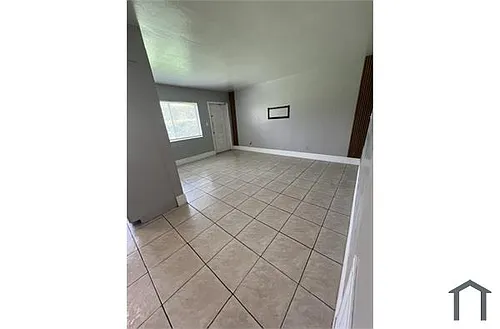 1040 NE 7th Ave Photo 1