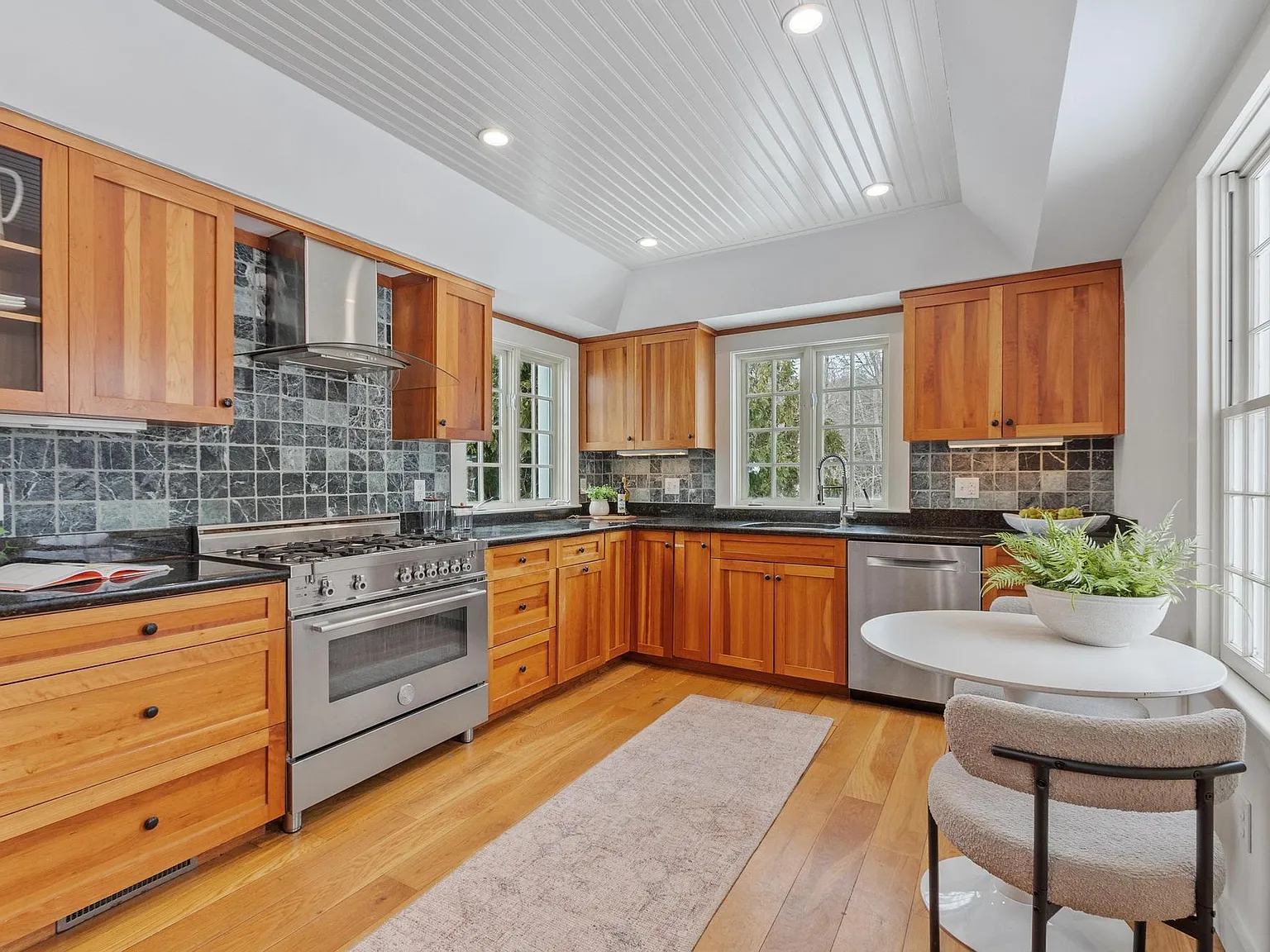 3 bed, 2.5 bath, 2325 sqft, $3,500 — Photo 2