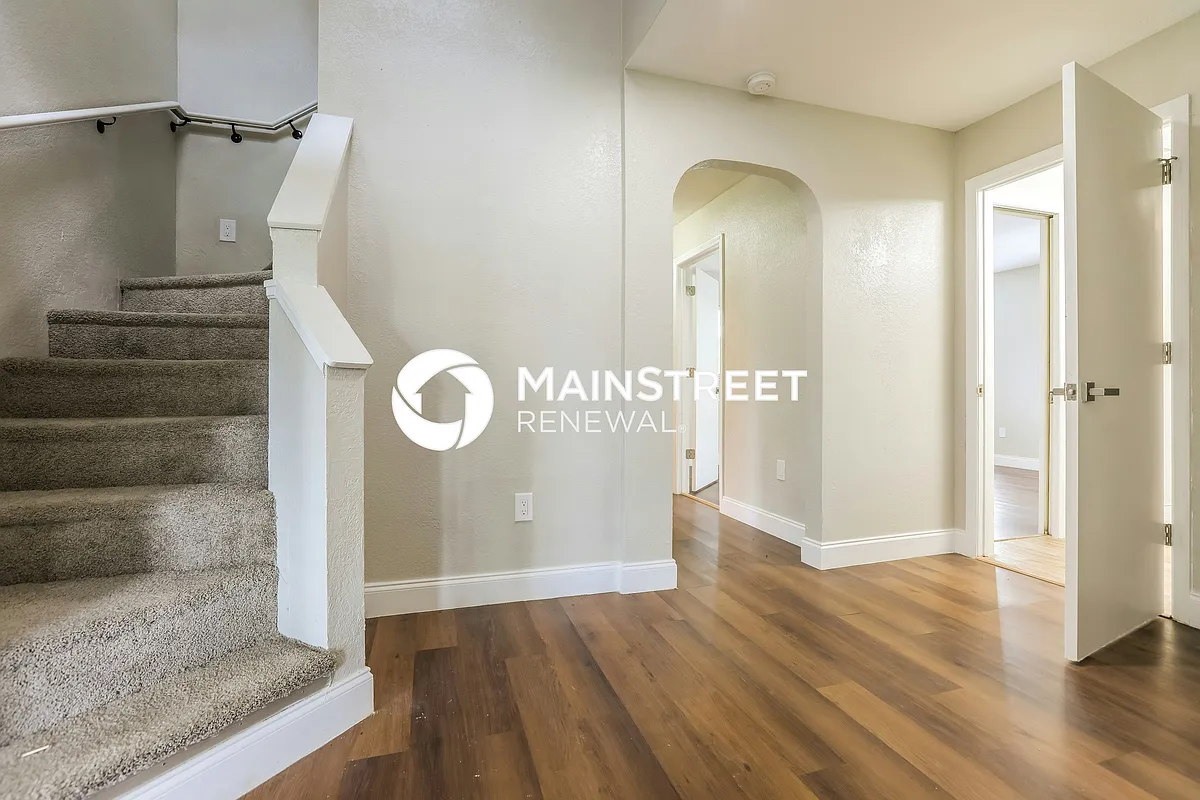 Foyer - 5004 Bonnet Ave