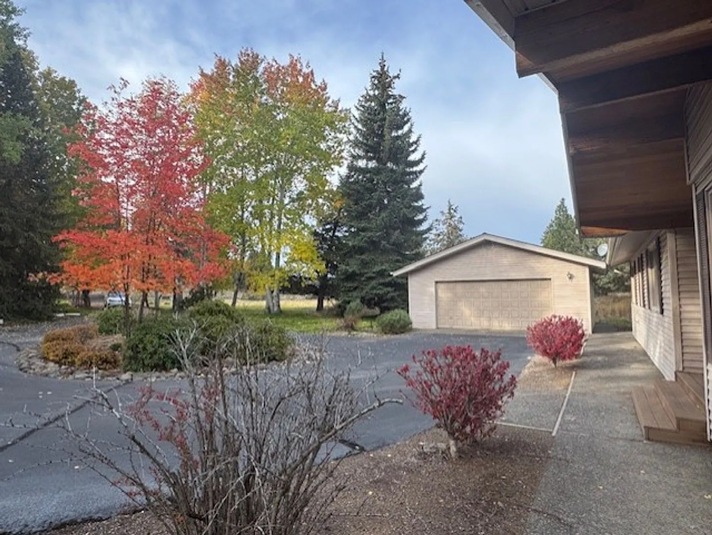 Single level home with amazing river views — Photo 3
