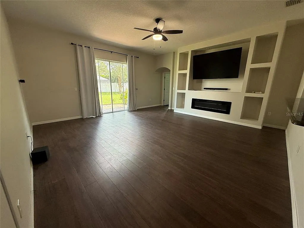 3 bed, 2.0 bath, 1857 sqft, $2,000 — Photo 2
