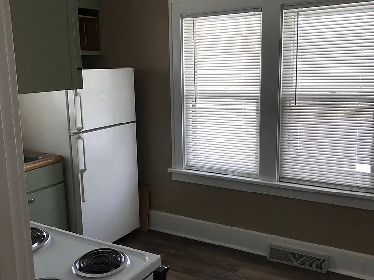 302 Schneider St SE — Photo 4