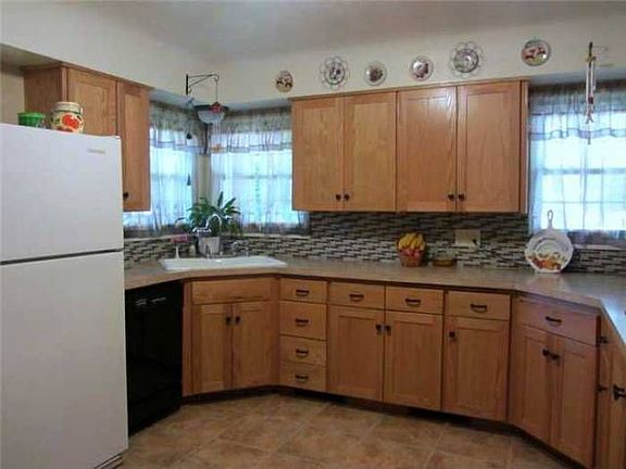 Eat-in kitchen