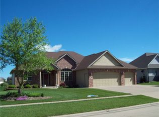 1016 Edgewater Dr, Pella, IA 50219