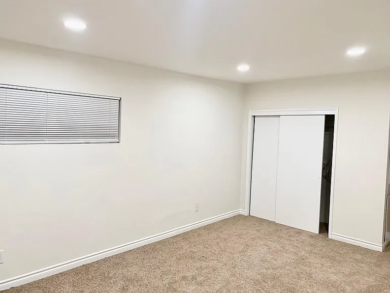 907 E Valley Pkwy — Photo 6