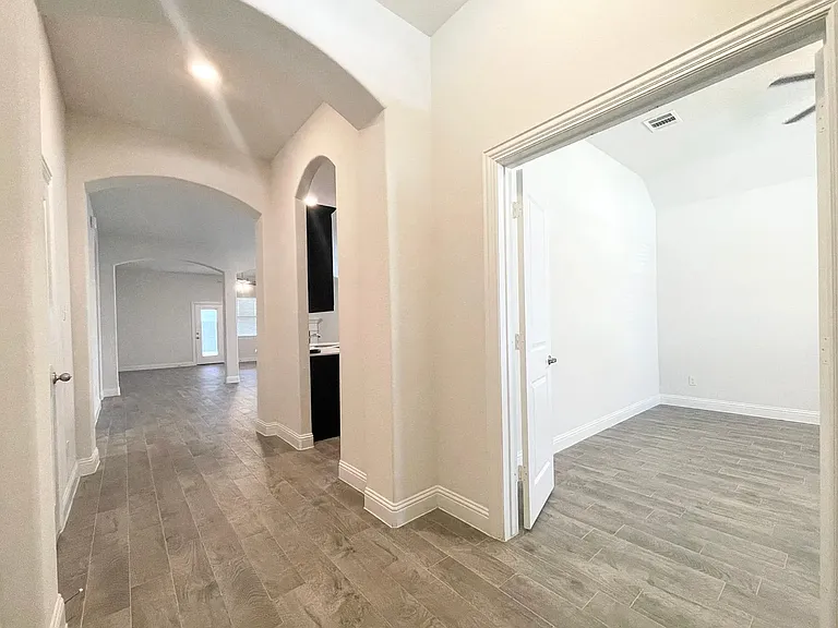 2924 Log Cabin Dr — Photo 14