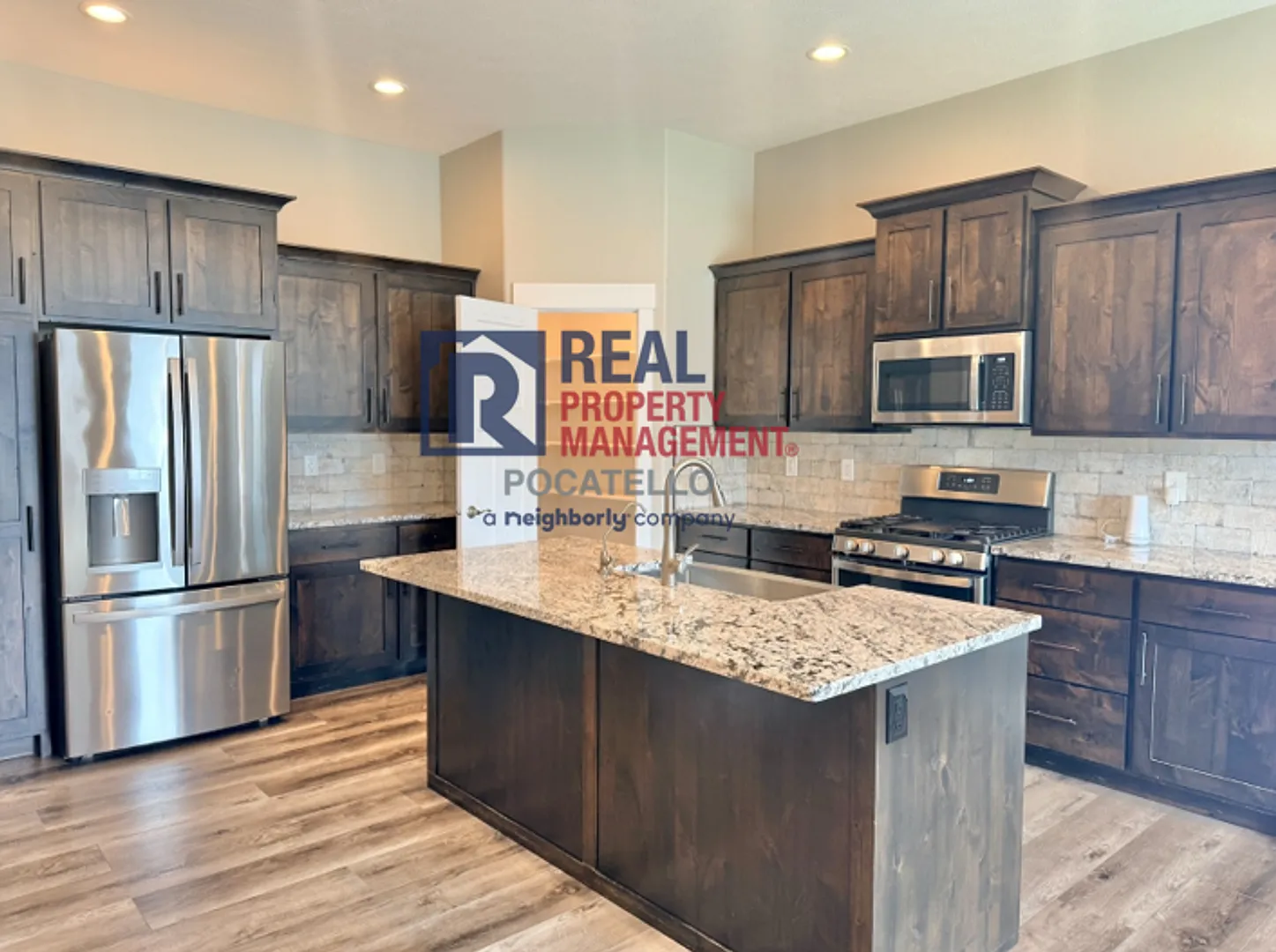 Beautiful 6 bedroom 3 bath house - 3 car garage — Photo 4