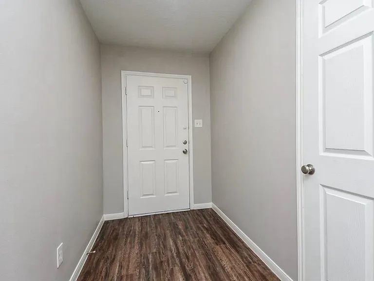 2519 Fox River Ln — Photo 3
