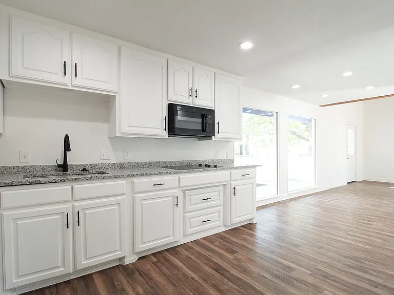 2767 Primrose Ave — Photo 7