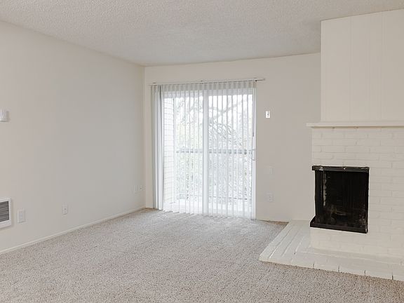 Greenburg Oaks - Tigard Oregon - Living Room