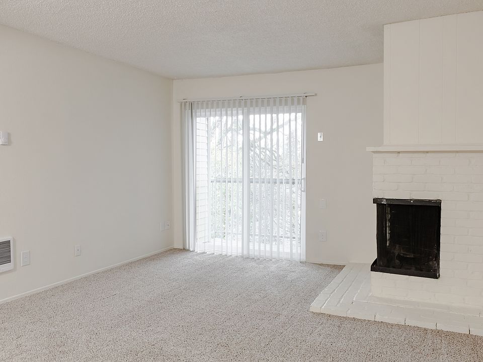Greenburg Oaks - Tigard Oregon - Living Room