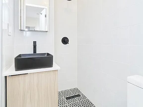 5th image of 208 E 6th St #8