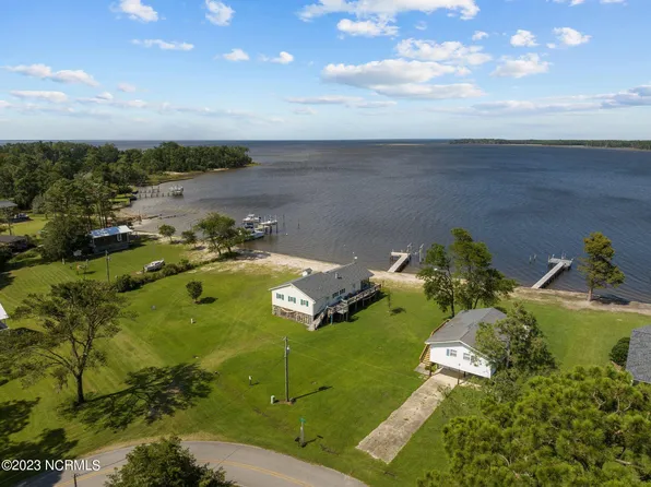 121 S River Drive, Beaufort, NC 28516