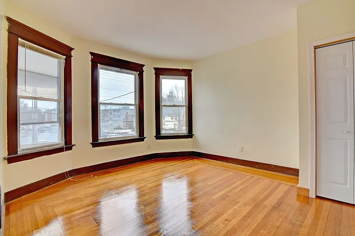 331 Center St — Photo 2