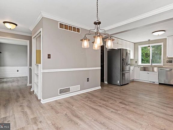 5th image of 32 Cambridge Cir
