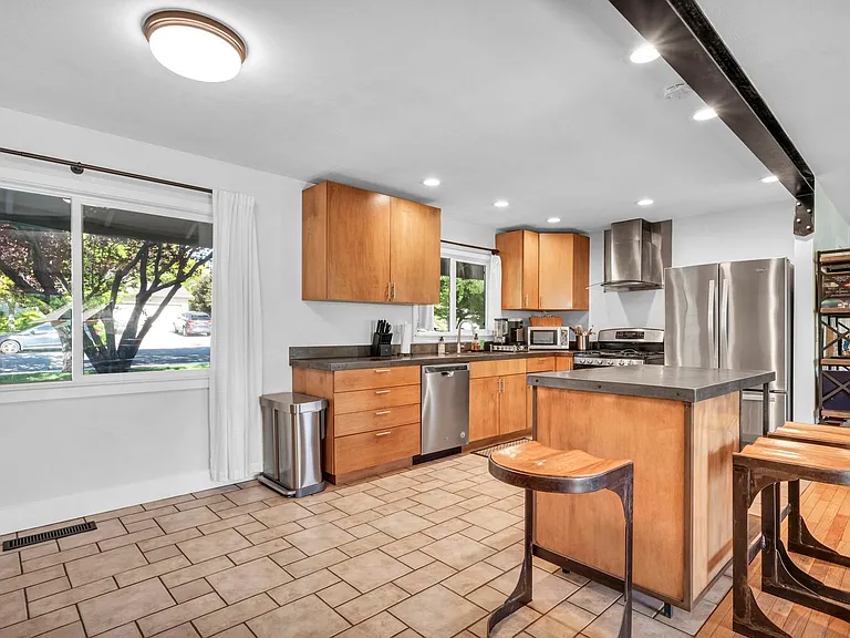 2655 Parkway Dr — Photo 11