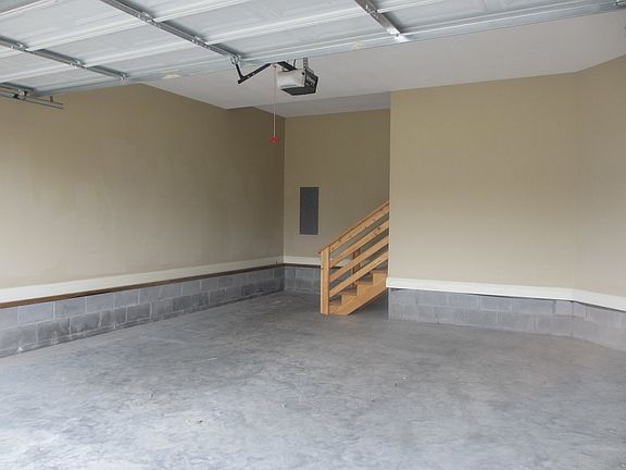 3rd image of 813 E Accipiter Cir