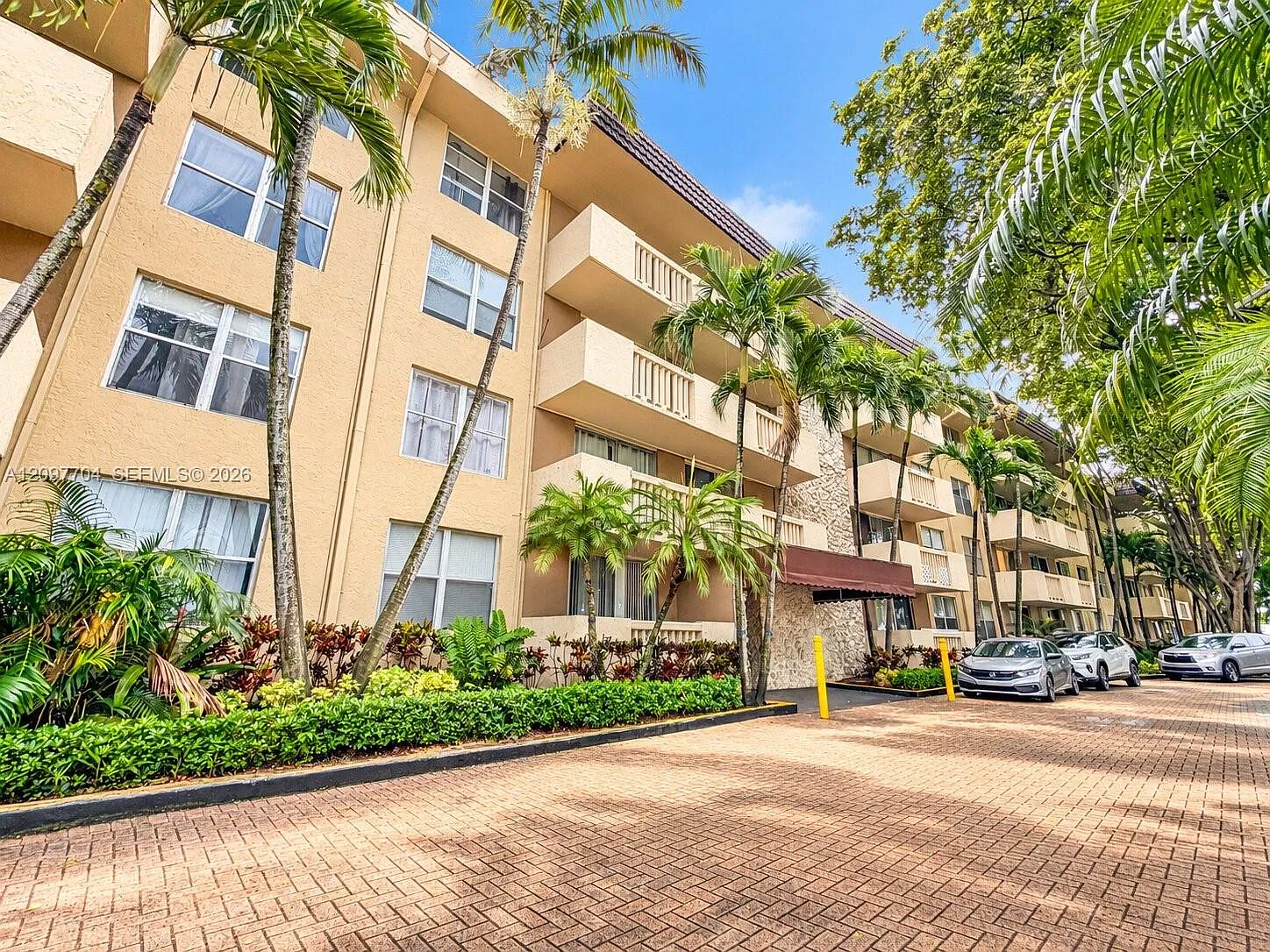 Bayview Palms Condo — Photo 1
