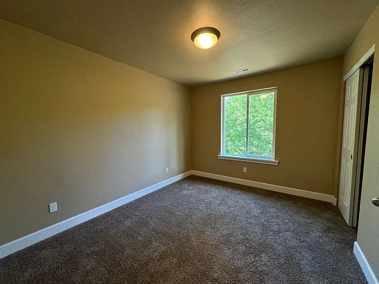 1690 NE Alameda Ave — Photo 8