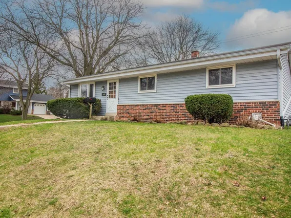 1489 Birch DRIVE, Waukesha, WI 53188