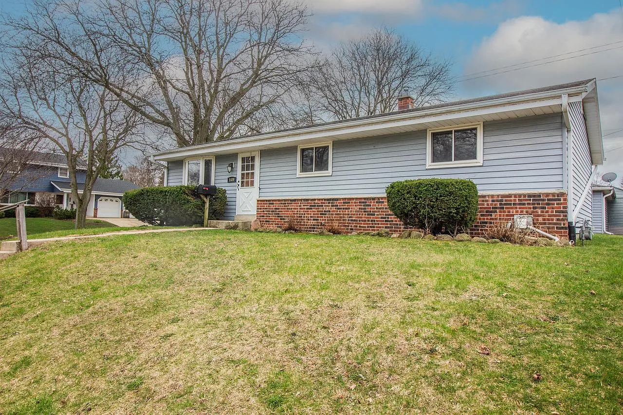 1489 Birch DRIVE photo 1