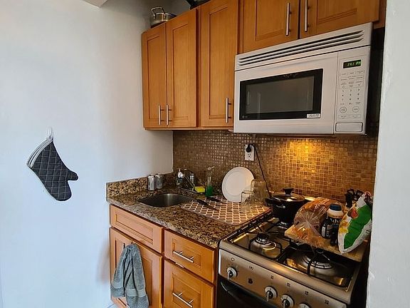 5th image of 542 E 11th St APT 4