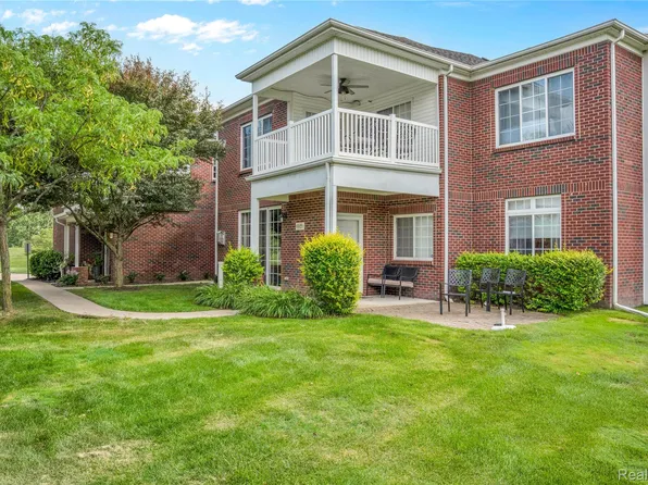 6933 Boulder Pointe Dr, Washington, MI 48094