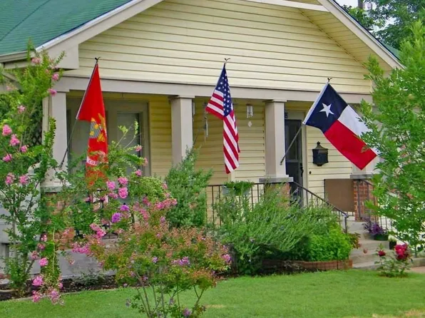 702 E Henry St, Hamilton, TX 76531