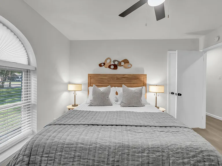 Queen size bed with plenty of extra pillows, sheets and blankets. 2 night stands with lamps
