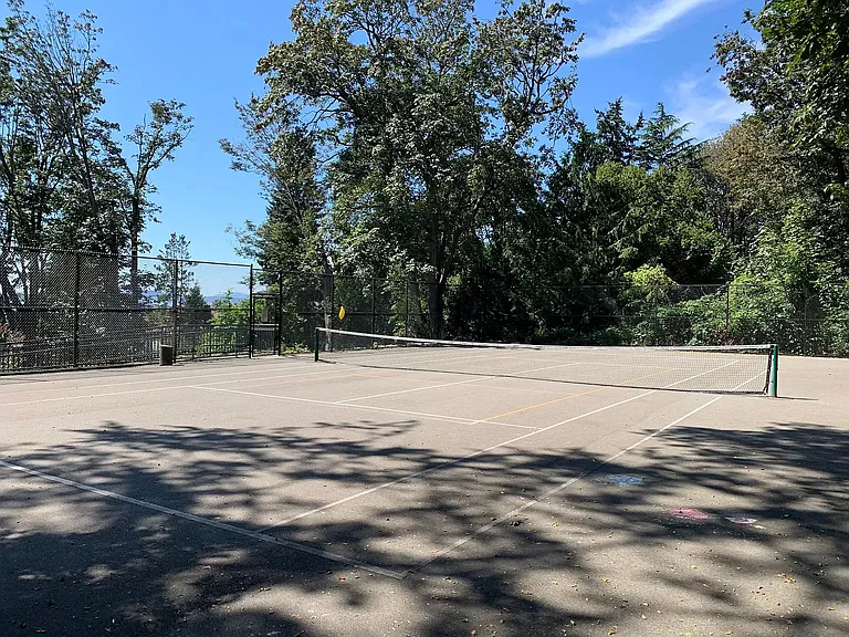Nearby tennis court in Kinnear Park