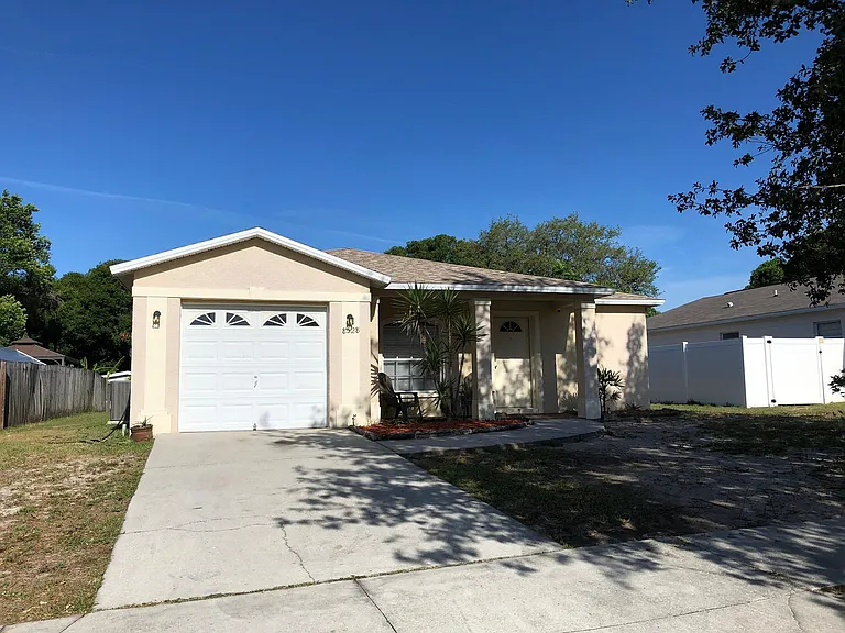 8522 Lazy River Dr — Photo 17