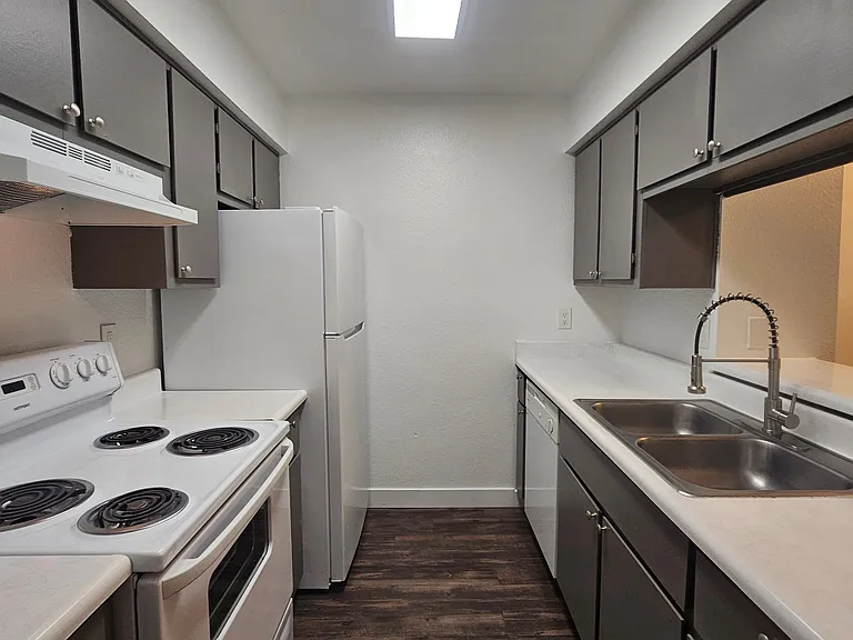 The Pacifica - 1 & 2 bedrooms units - washer/dryer in units — Photo 13