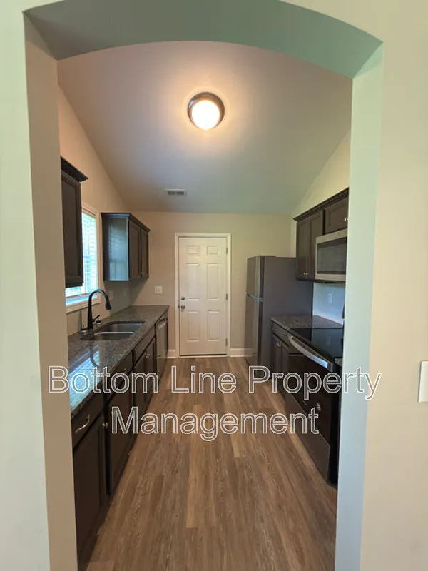 3 bed, 2.0 bath, 1284 sqft, $1,800 — Photo 4