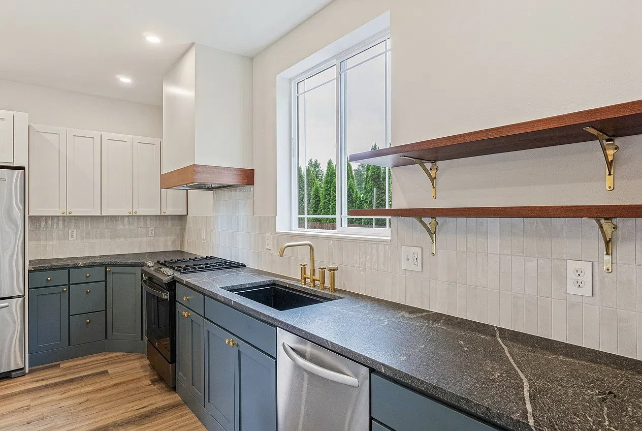 4 bed, 2.5 bath, 2500 sqft, $3,899 — Photo 2
