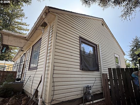 4th image of 3875 Kathryn Ave
